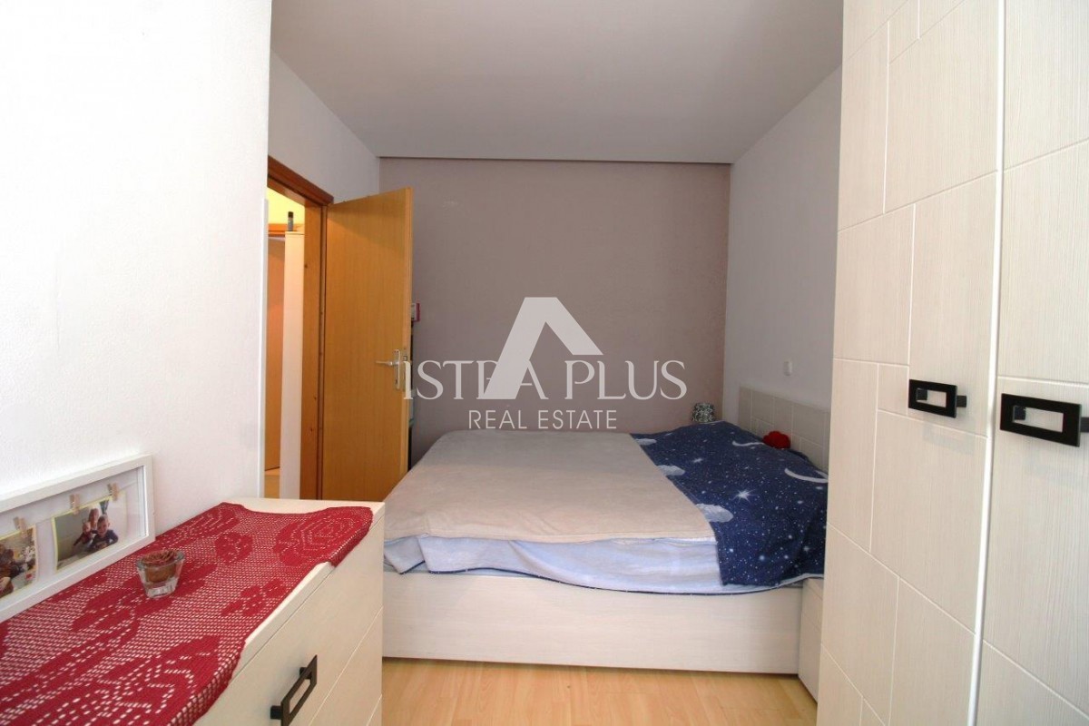 Priložnost! Stanovanje v 1. nadstropju z dvema spalnicama + galerija, 5 km Poreč