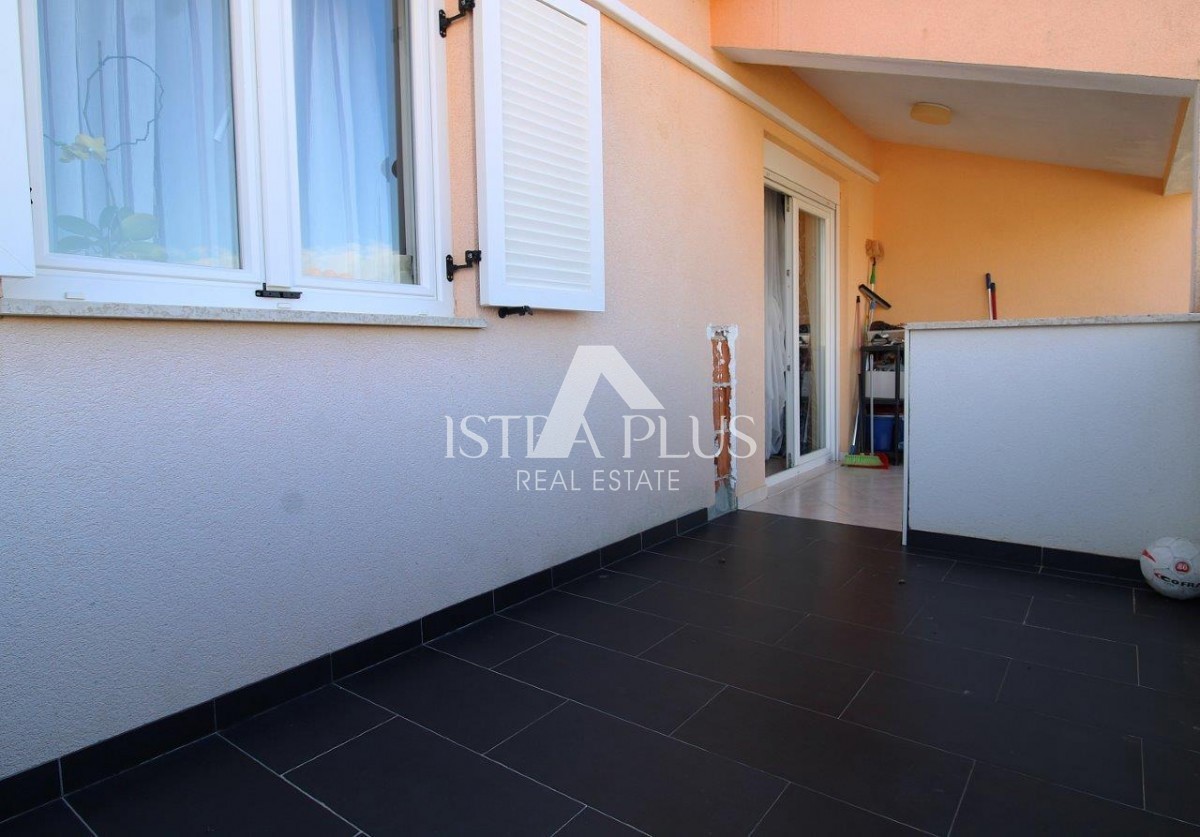 Priložnost! Stanovanje v 1. nadstropju z dvema spalnicama + galerija, 5 km Poreč