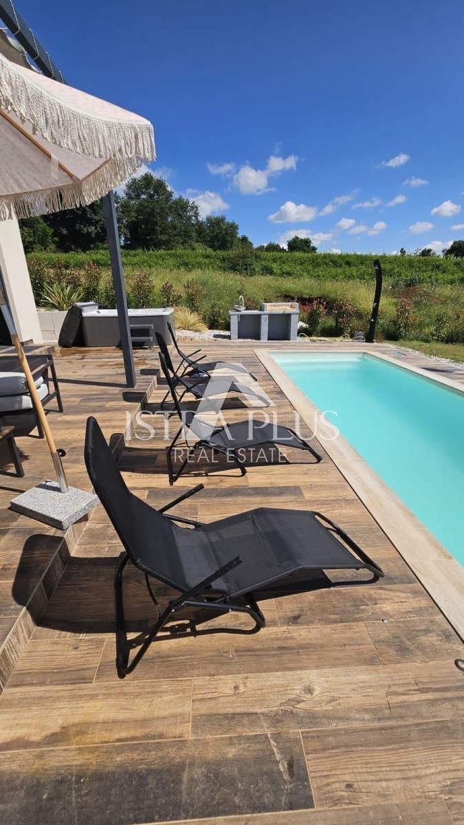 Istra, območje Višnjana - Družinska hiša na mirni lokaciji, obdana z naravo