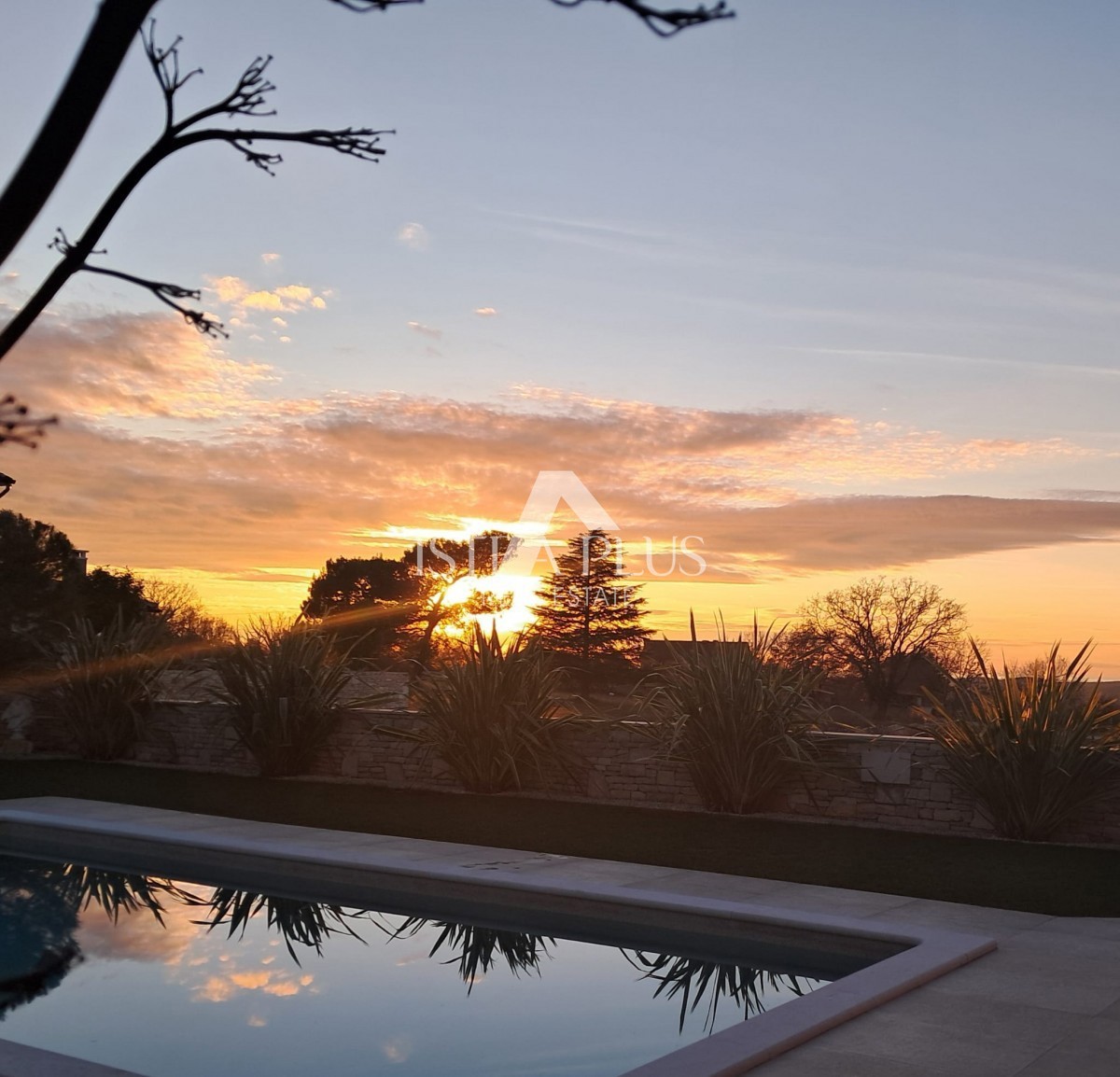 Эксклюзив! Уникальная вилла, сочетающая в себе качество, функциональность и расположение с открытым видом на море.