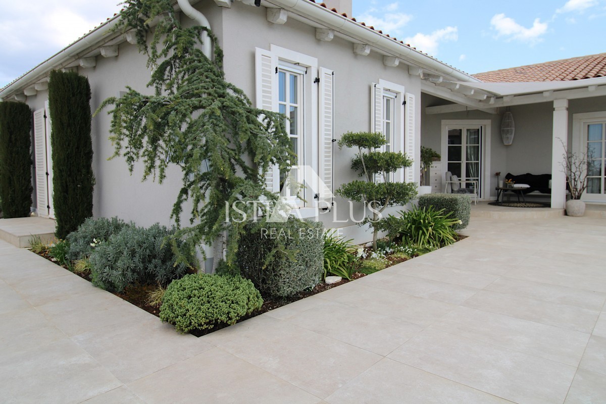 Эксклюзив! Уникальная вилла, сочетающая в себе качество, функциональность и расположение с открытым видом на море.