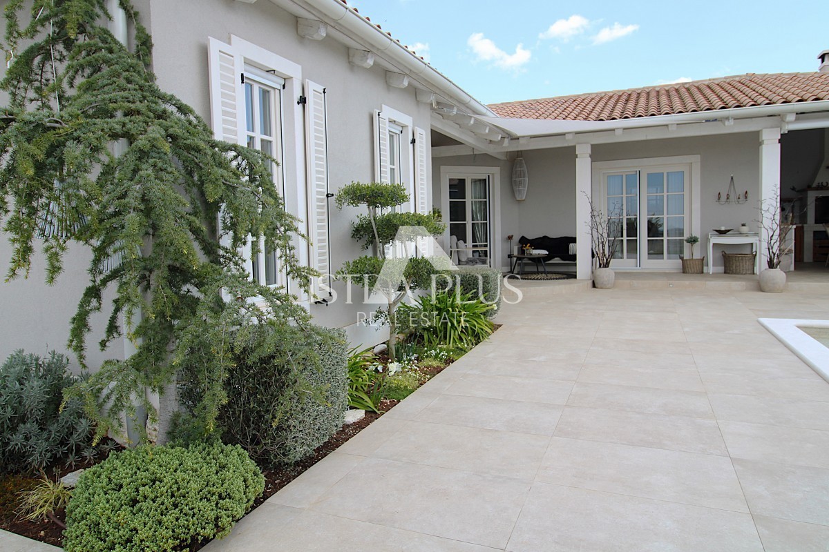 Эксклюзив! Уникальная вилла, сочетающая в себе качество, функциональность и расположение с открытым видом на море.