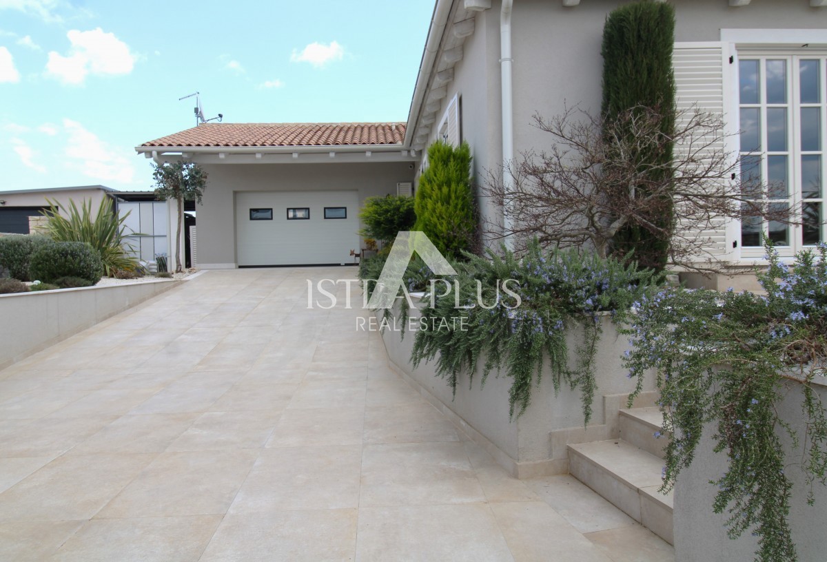 Эксклюзив! Уникальная вилла, сочетающая в себе качество, функциональность и расположение с открытым видом на море.