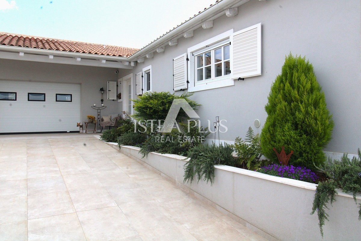 Эксклюзив! Уникальная вилла, сочетающая в себе качество, функциональность и расположение с открытым видом на море.