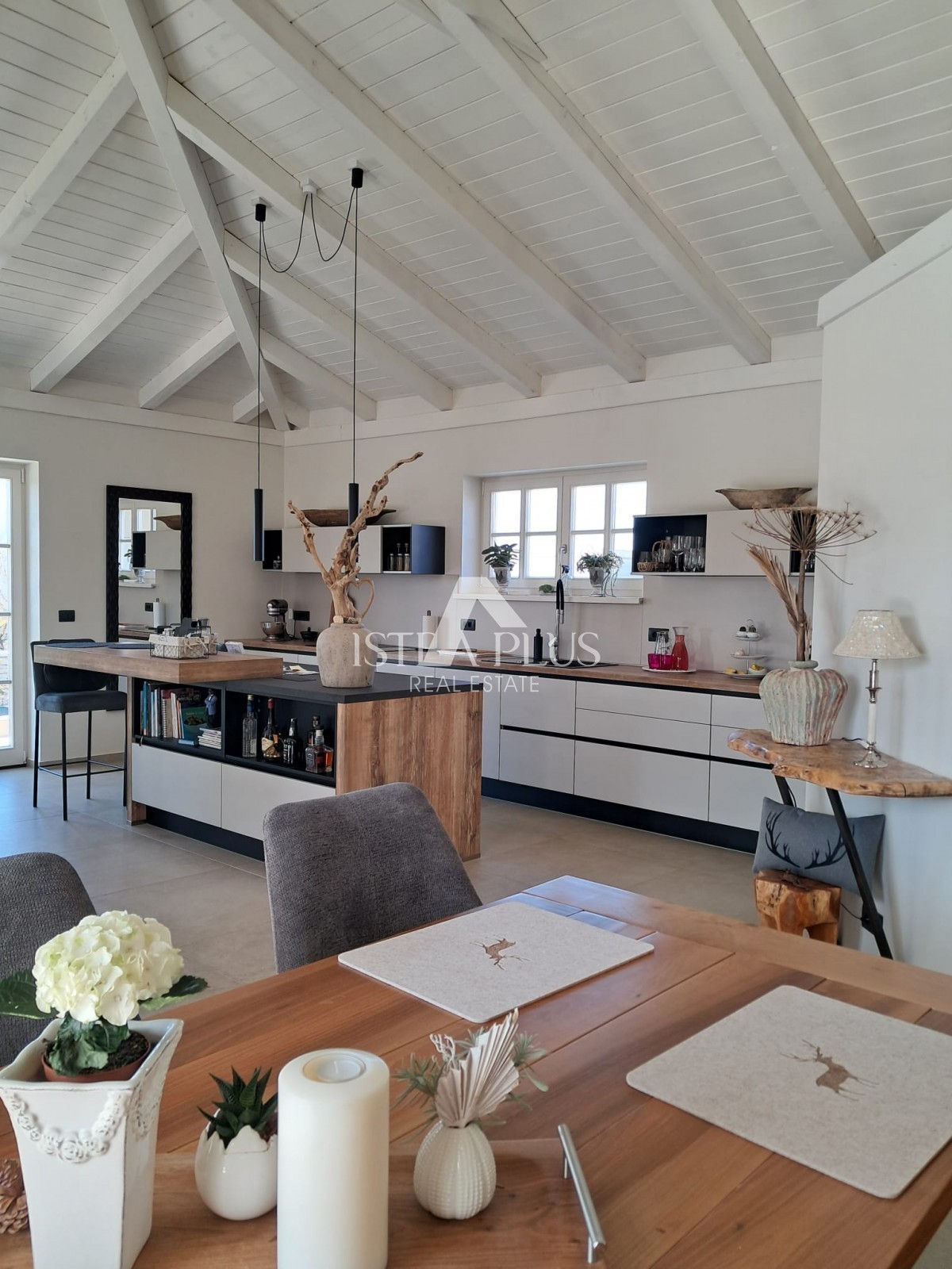 Эксклюзив! Уникальная вилла, сочетающая в себе качество, функциональность и расположение с открытым видом на море.