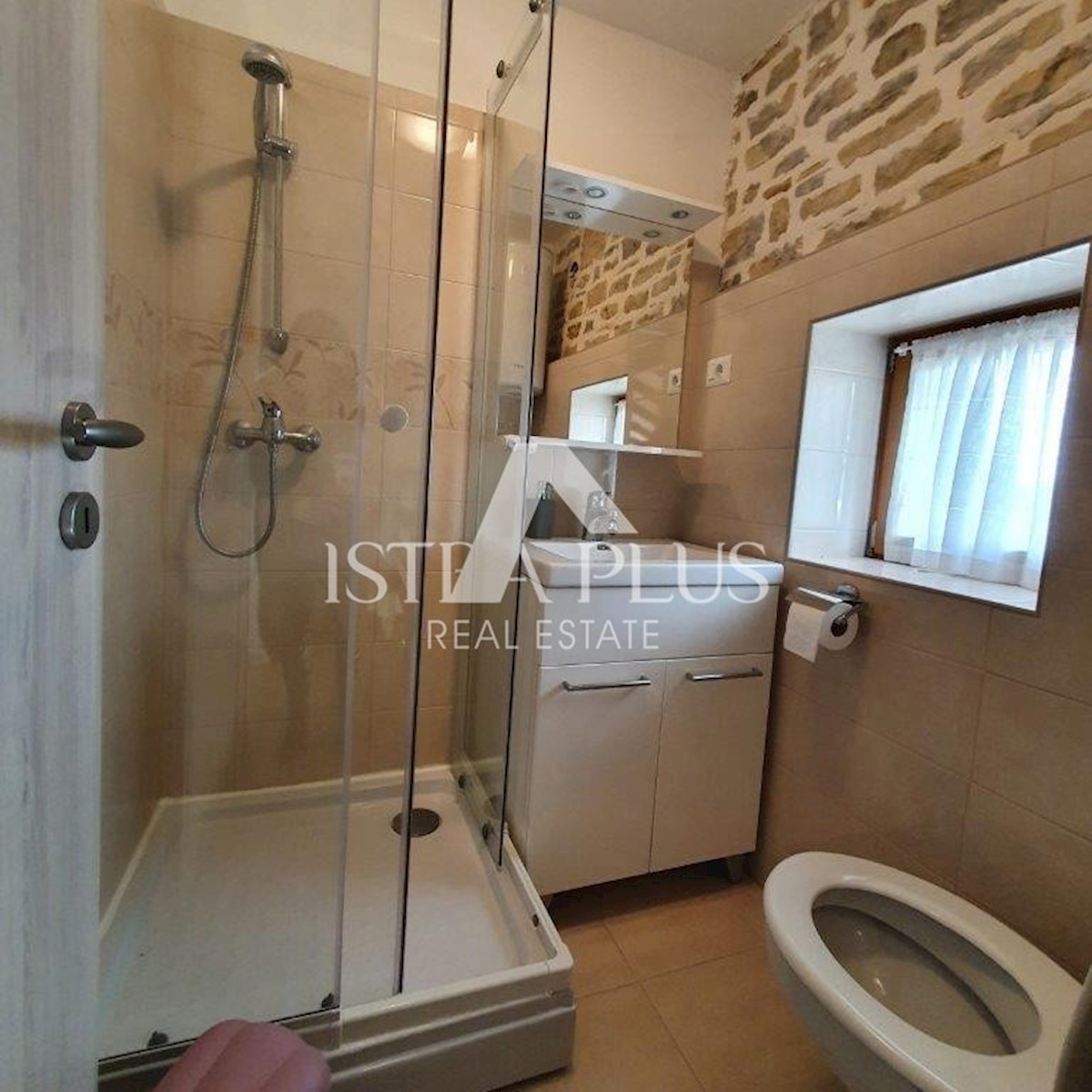 Kamnita hiša z bazenom + apartma, pogled na Motovun