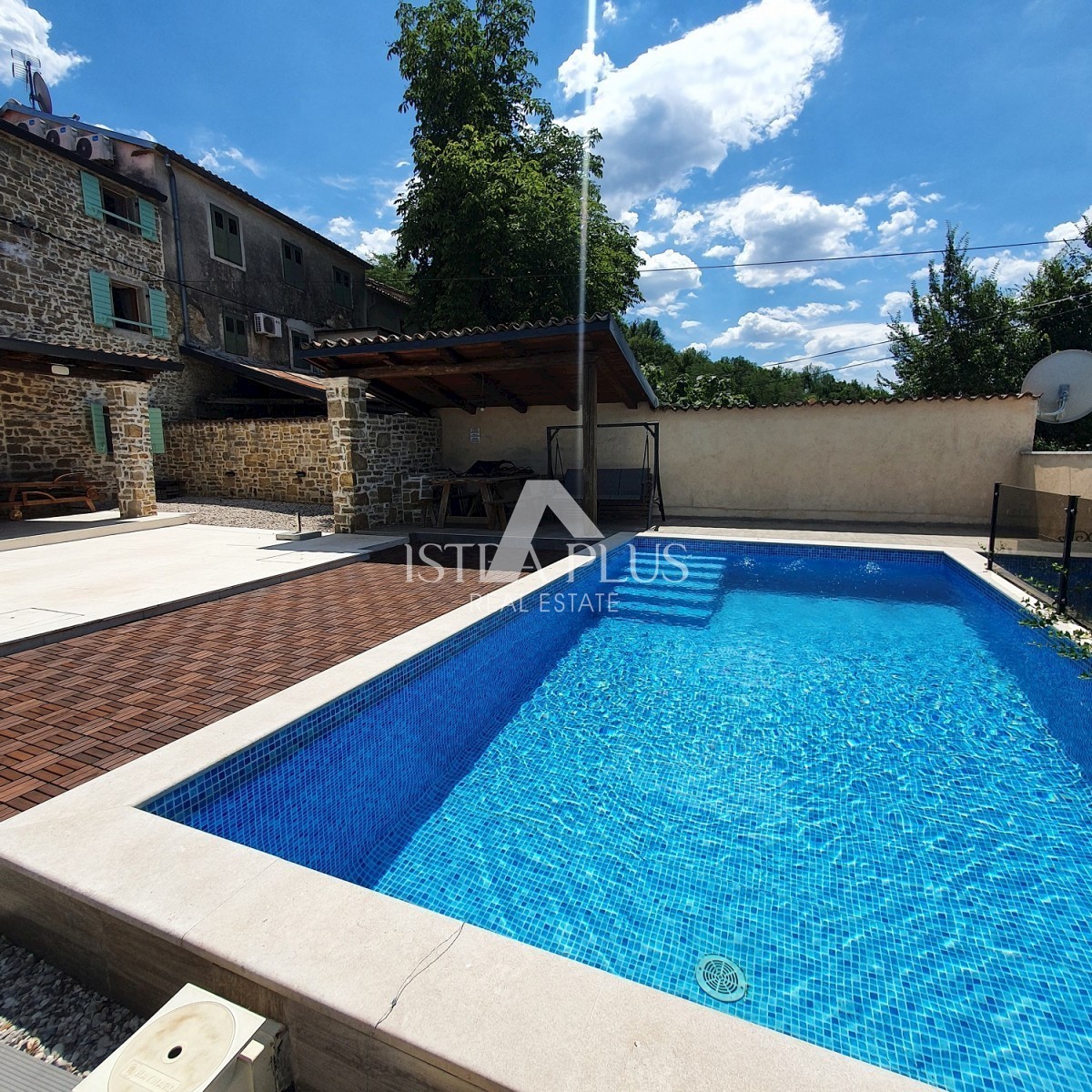 Kamnita hiša z bazenom + apartma, pogled na Motovun