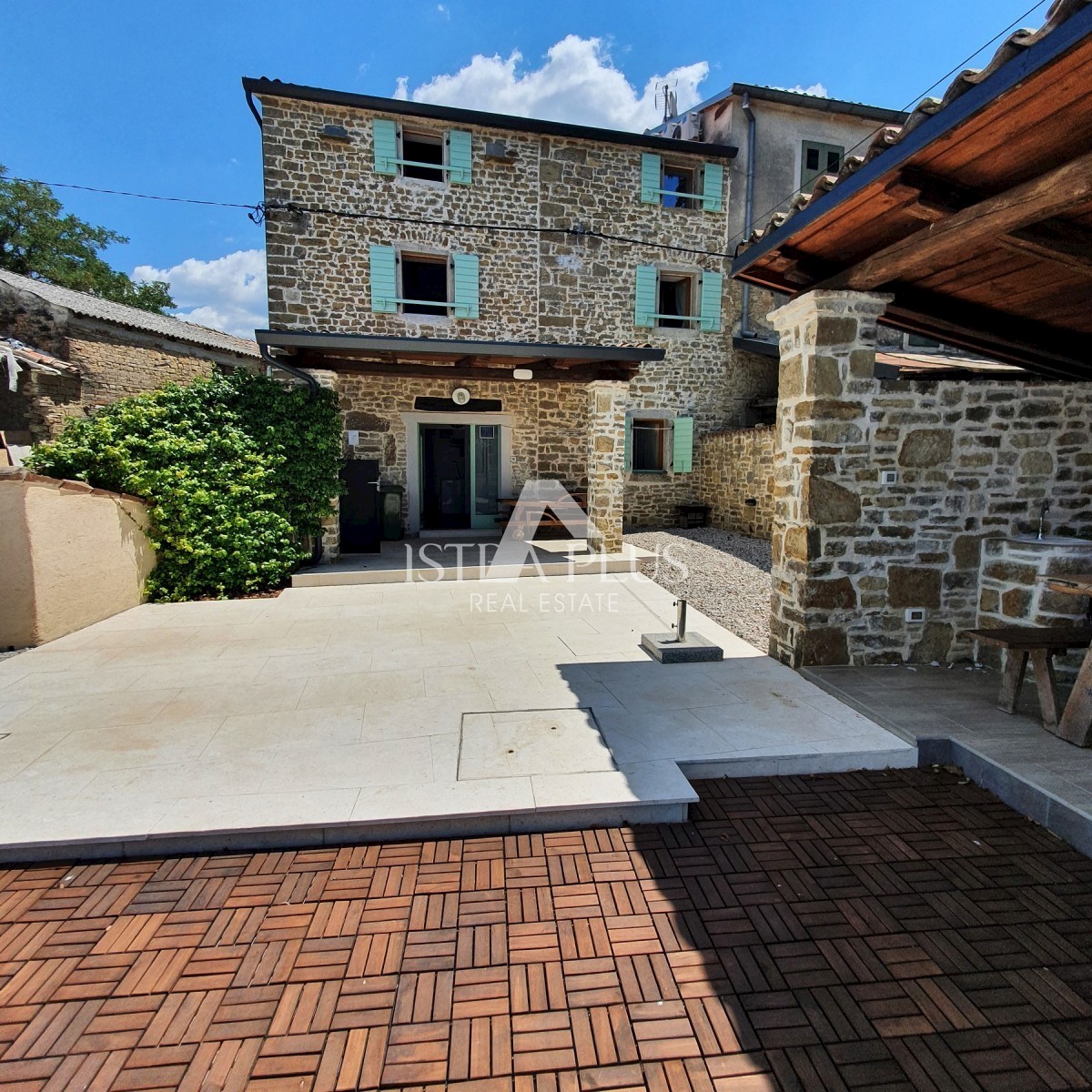 Kamnita hiša z bazenom + apartma, pogled na Motovun