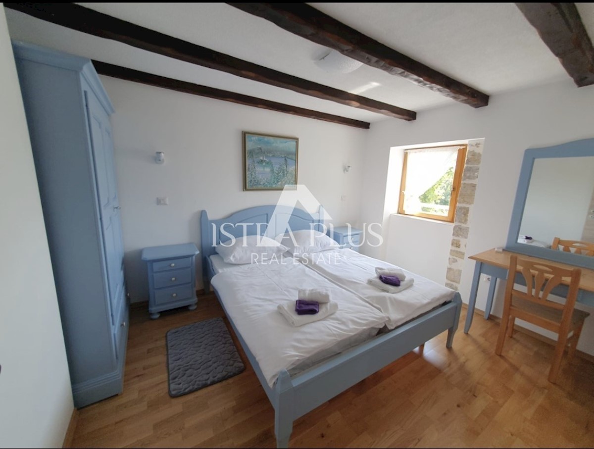 Kamnita hiša z bazenom + apartma, pogled na Motovun