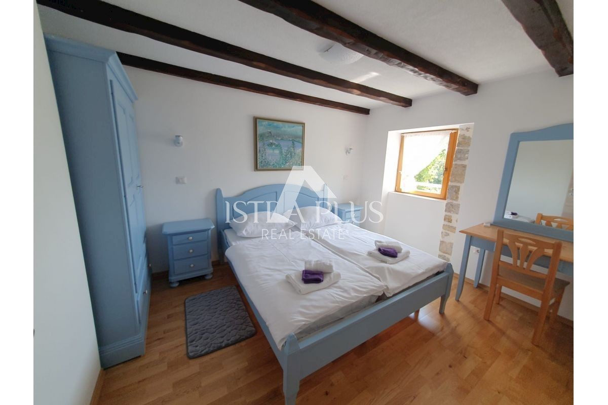 Kamnita hiša z bazenom + apartma, pogled na Motovun