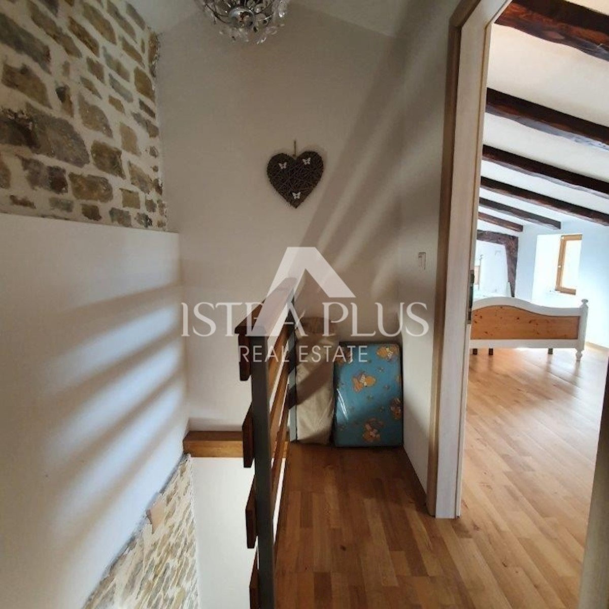 Kamnita hiša z bazenom + apartma, pogled na Motovun