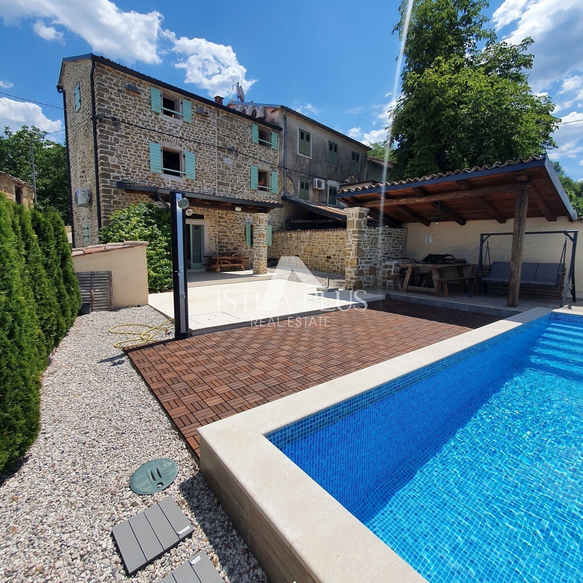 Kamnita hiša z bazenom + apartma, pogled na Motovun