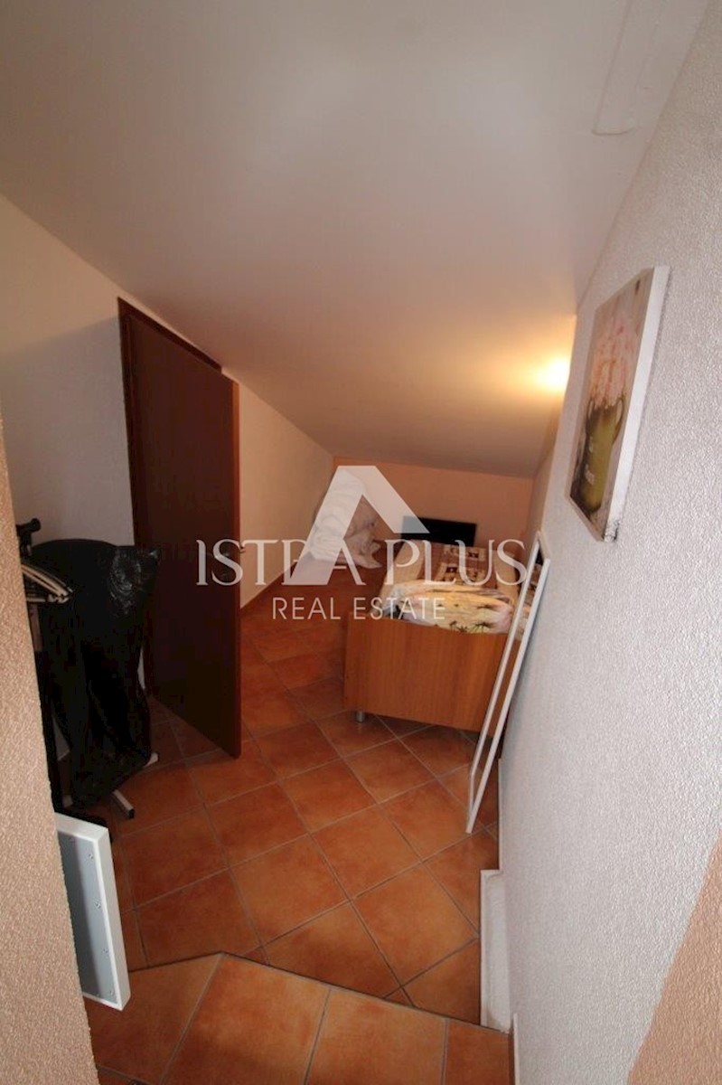 Stanovanje s 3 spalnicami in dvema kopalnicama v Červar Portu, 150m od morja