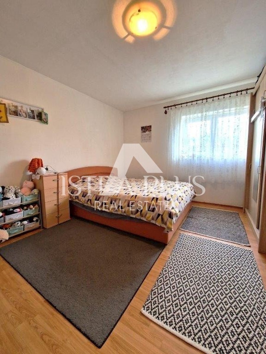 Apartma v pritličju z dvema spalnicama 400m od morja!!