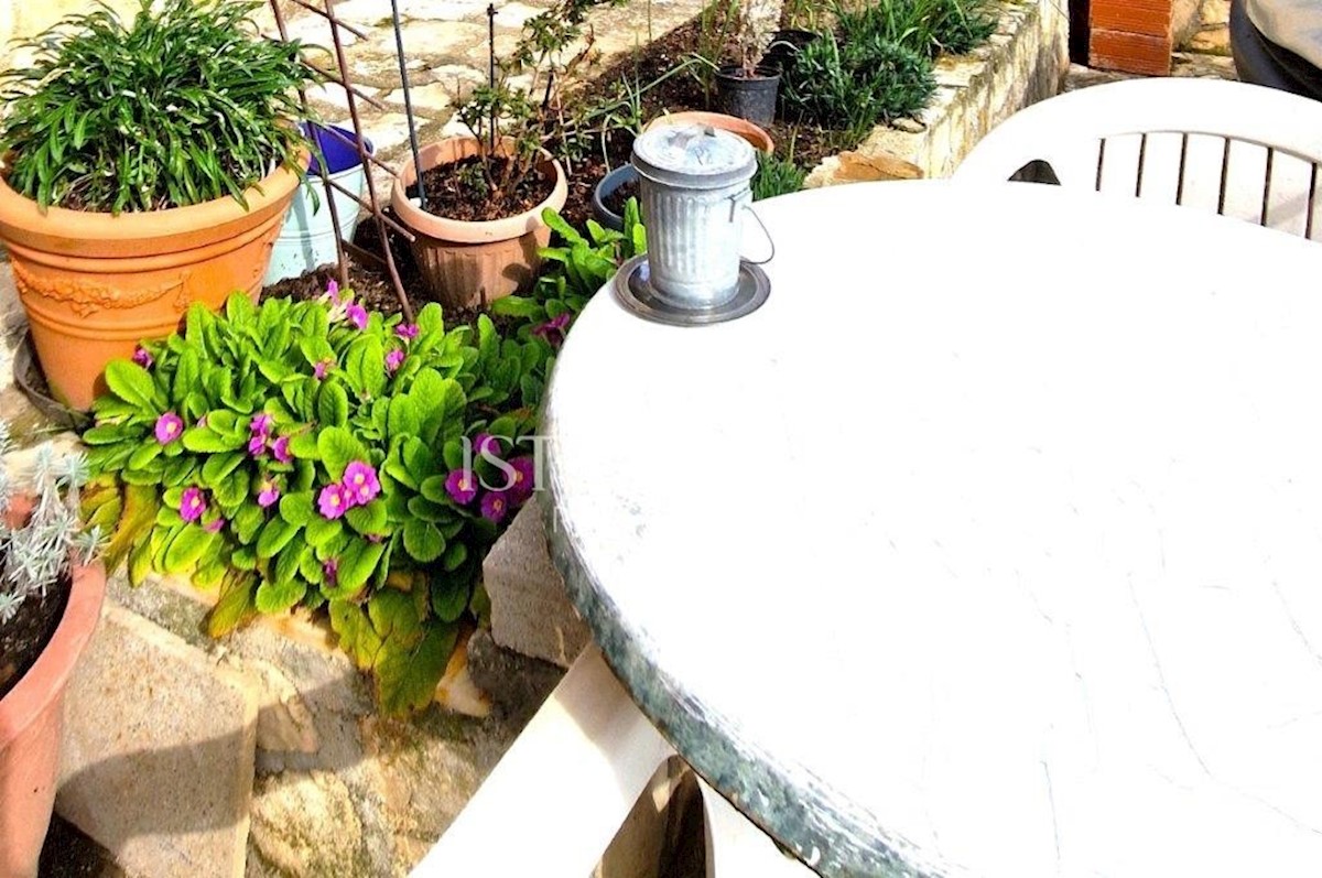 Apartma v pritličju z dvema spalnicama 400m od morja!!