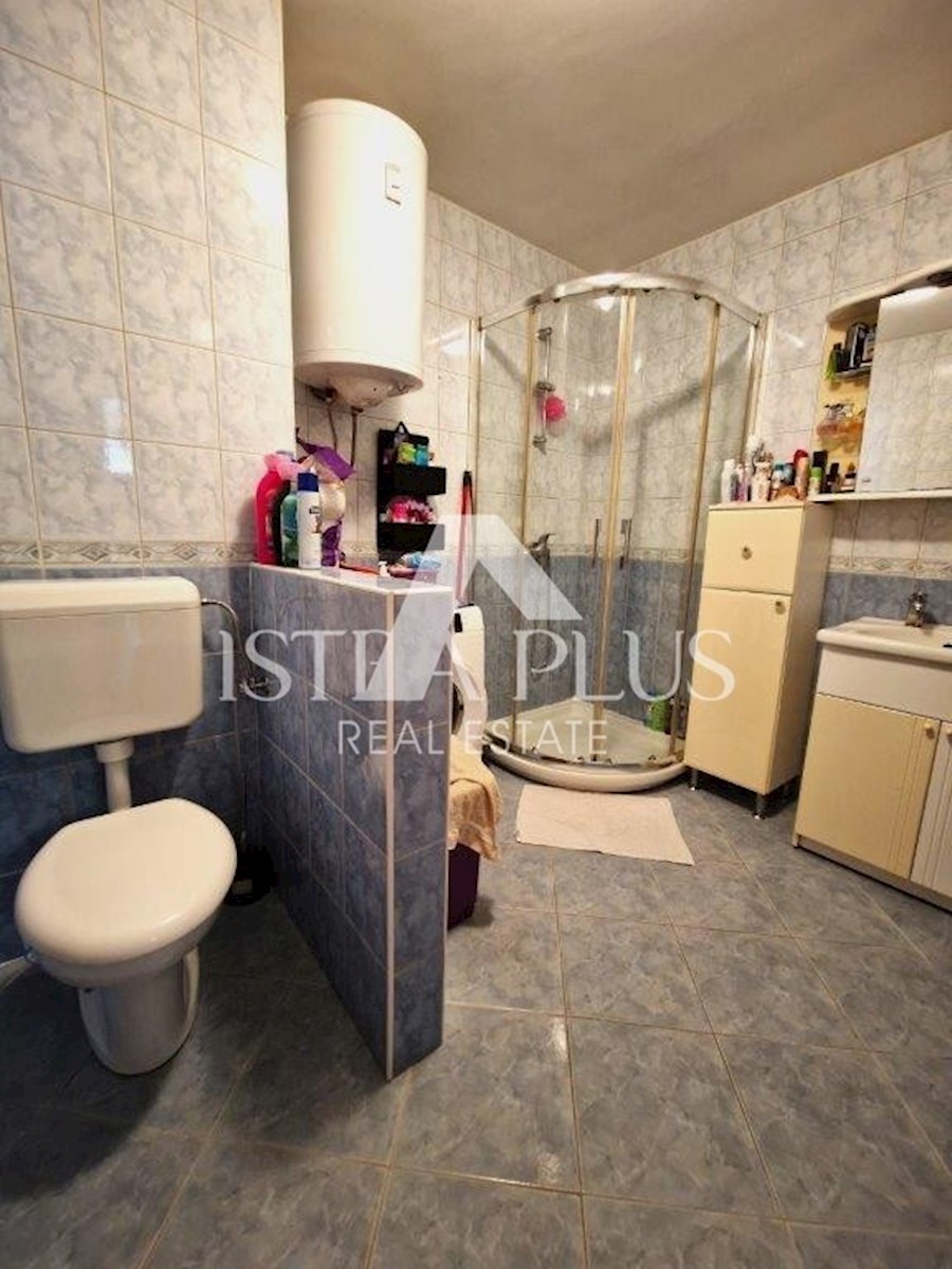 Apartma v pritličju z dvema spalnicama 400m od morja!!