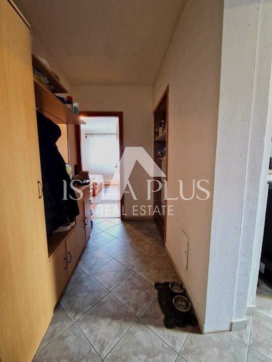 Apartma v pritličju z dvema spalnicama 400m od morja!!