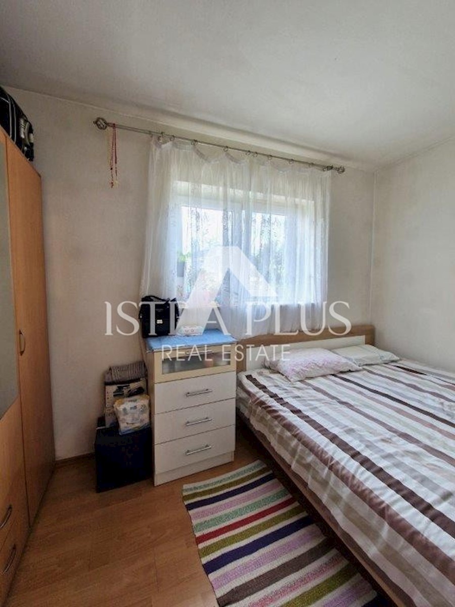 Apartma v pritličju z dvema spalnicama 400m od morja!!