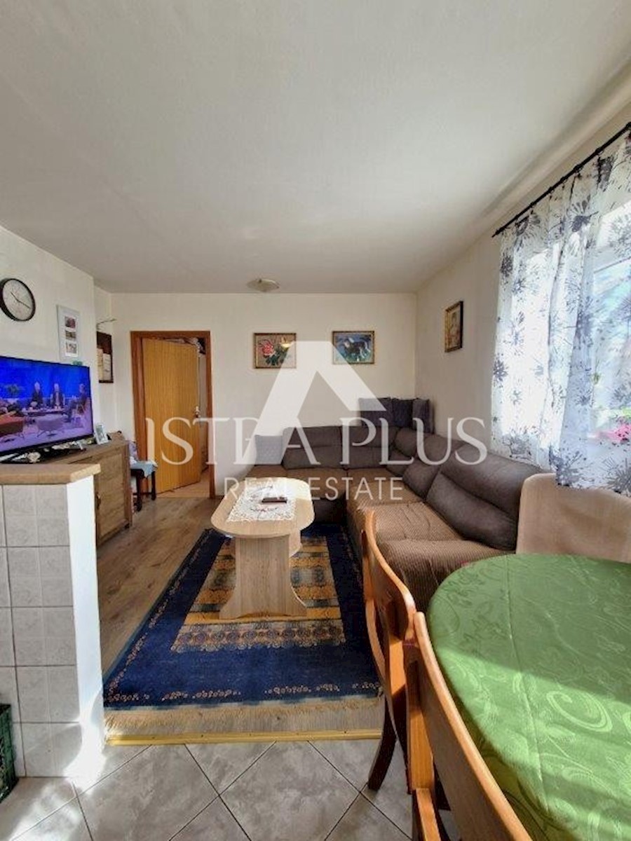 Apartma v pritličju z dvema spalnicama 400m od morja!!