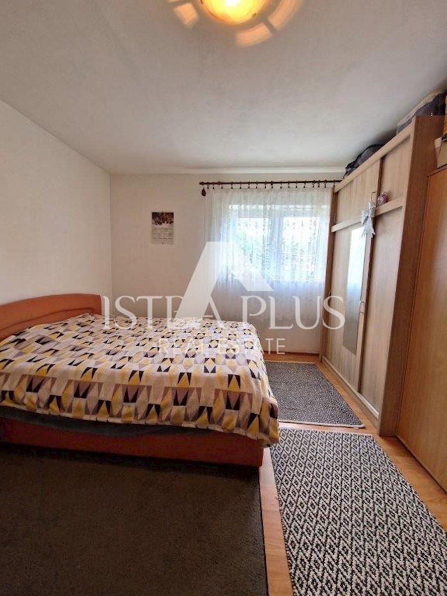 Apartma v pritličju z dvema spalnicama 400m od morja!!