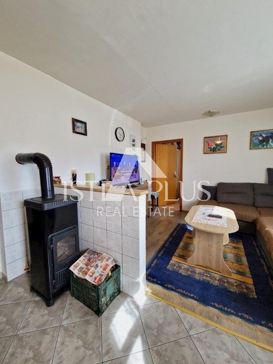 Apartma v pritličju z dvema spalnicama 400m od morja!!