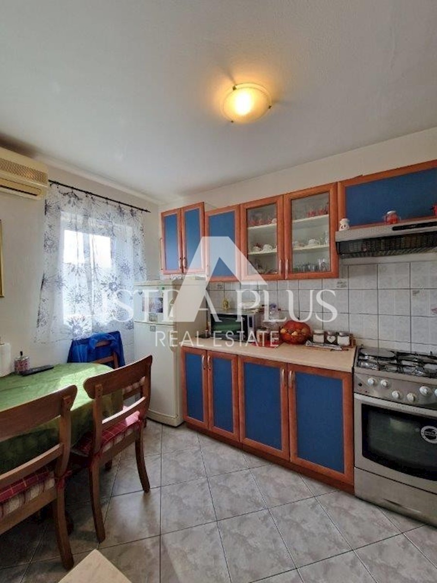 Apartma v pritličju z dvema spalnicama 400m od morja!!