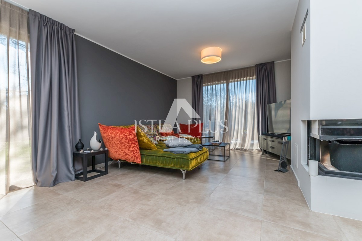 Vila moderne arhitekture in dizajna - 1500m od morja