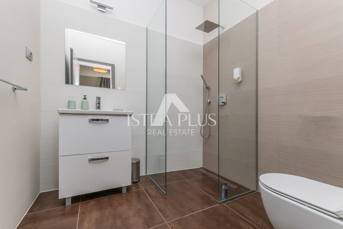 Vila moderne arhitekture in dizajna - 1500m od morja