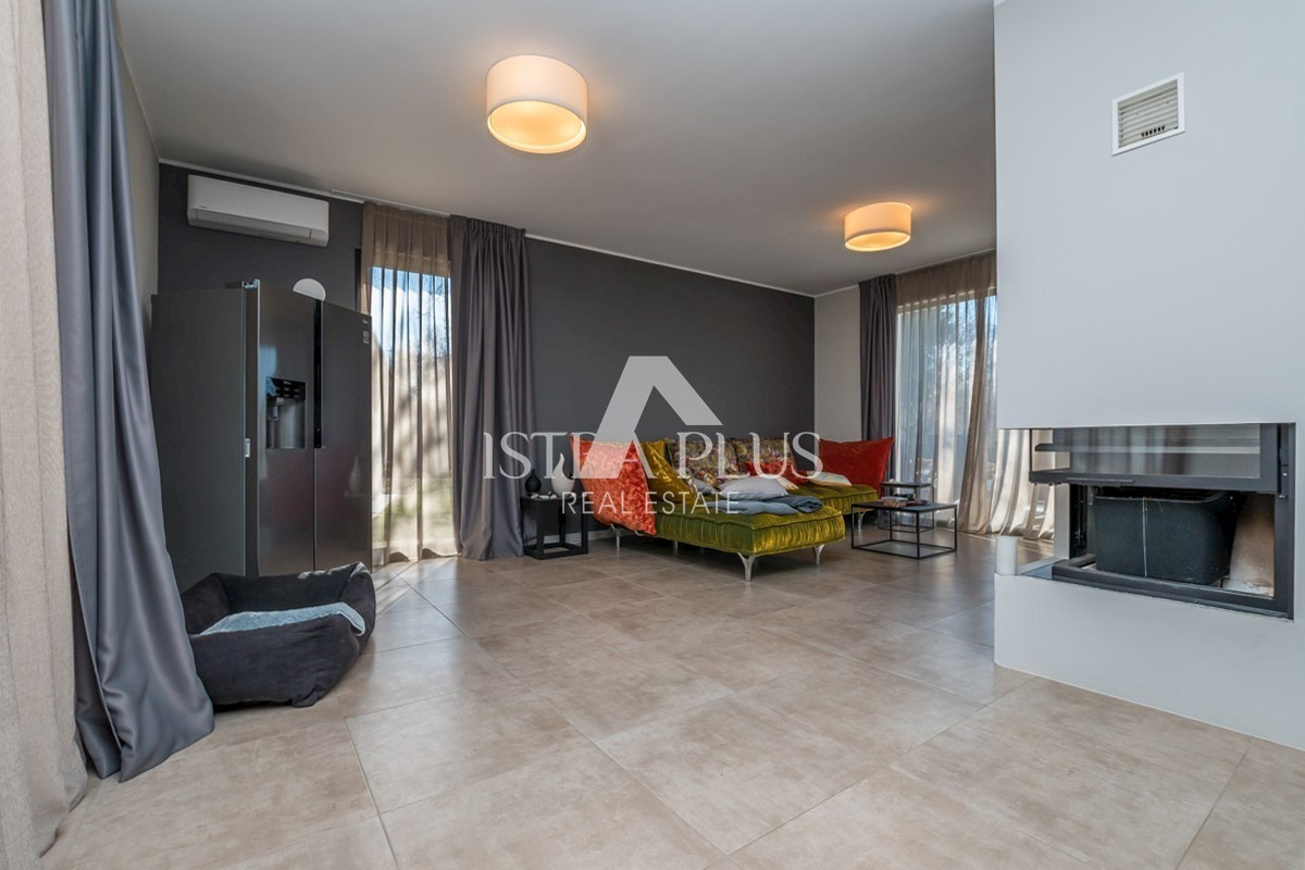 Vila moderne arhitekture in dizajna - 1500m od morja