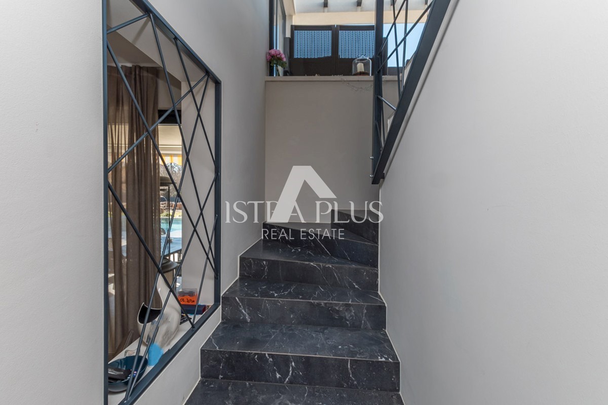 Vila moderne arhitekture in dizajna - 1500m od morja