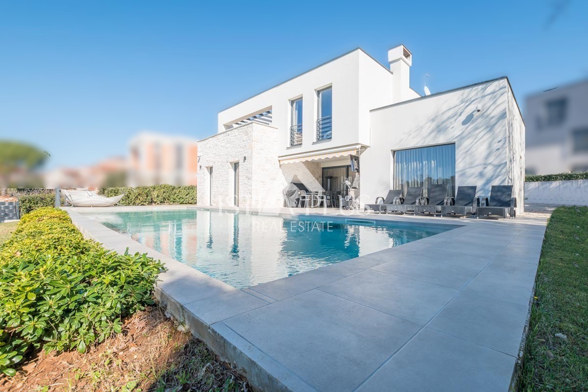Vila moderne arhitekture in dizajna - 1500m od morja