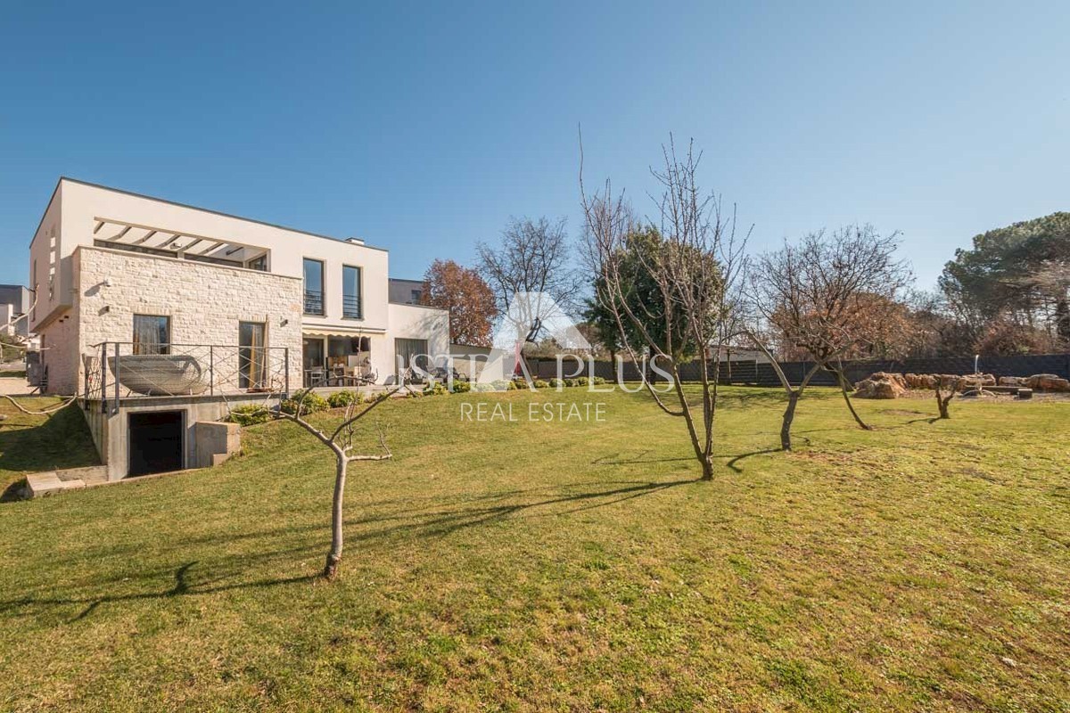 Vila moderne arhitekture in dizajna - 1500m od morja