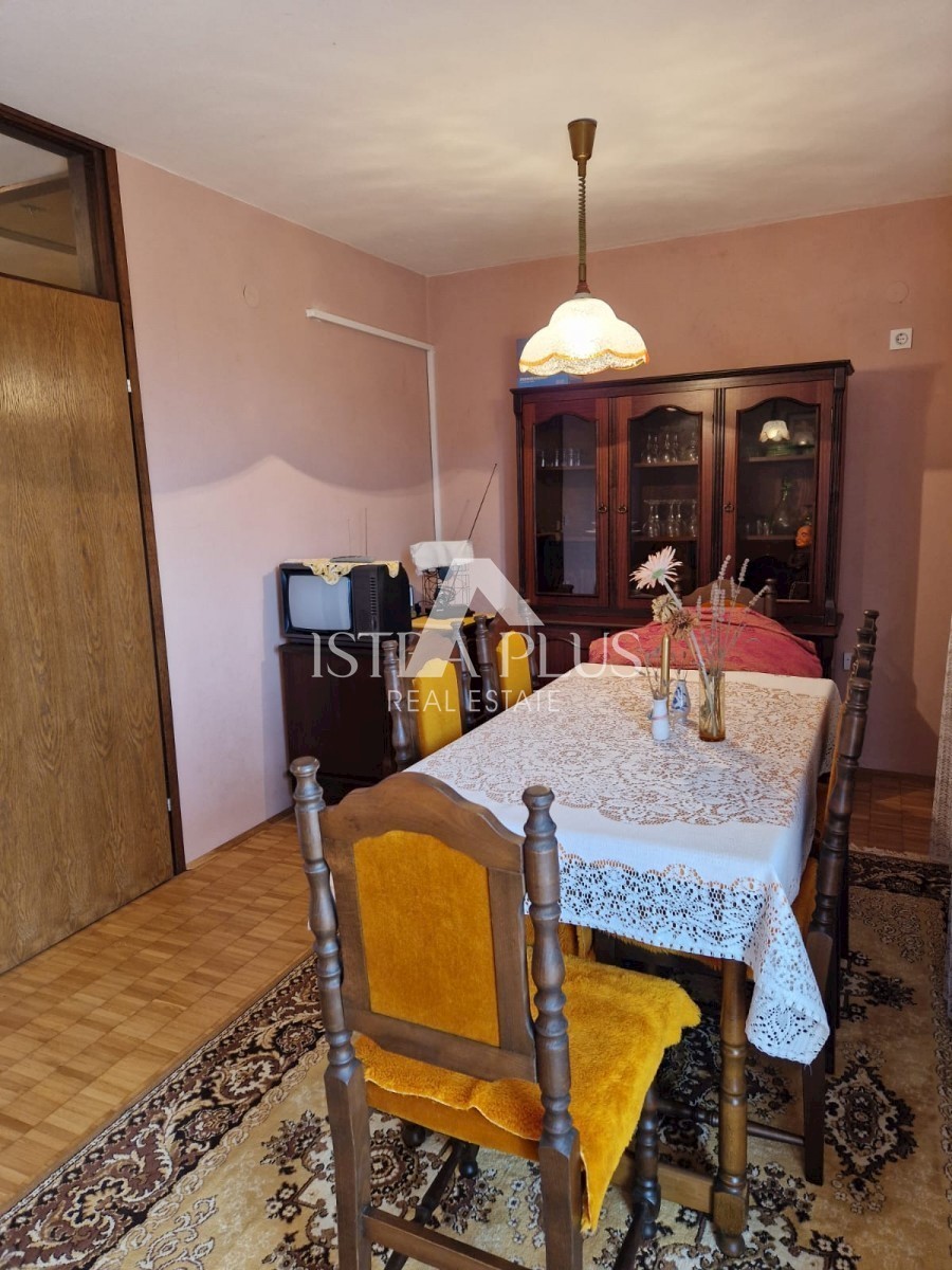 Dvojček 2 km od morja - predmestje Poreča