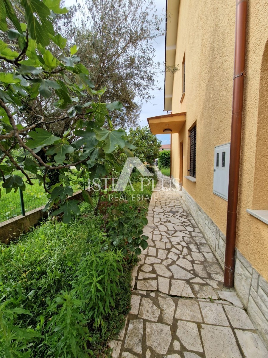 Dvojček 2 km od morja - predmestje Poreča