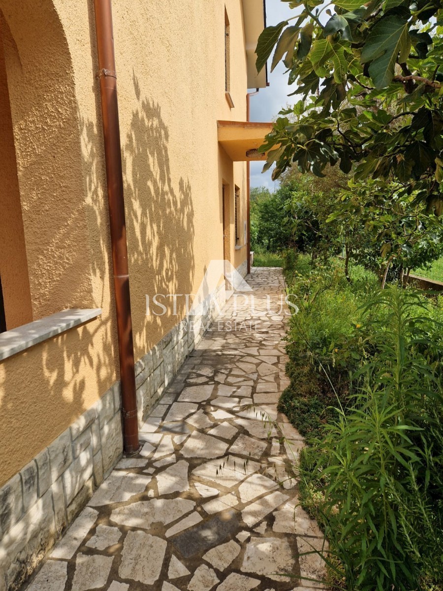 Dvojček 2 km od morja - predmestje Poreča