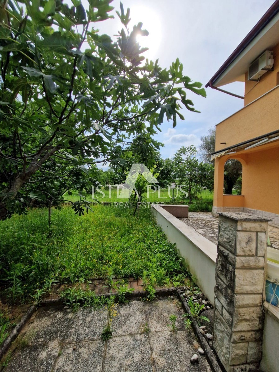 Dvojček 2 km od morja - predmestje Poreča