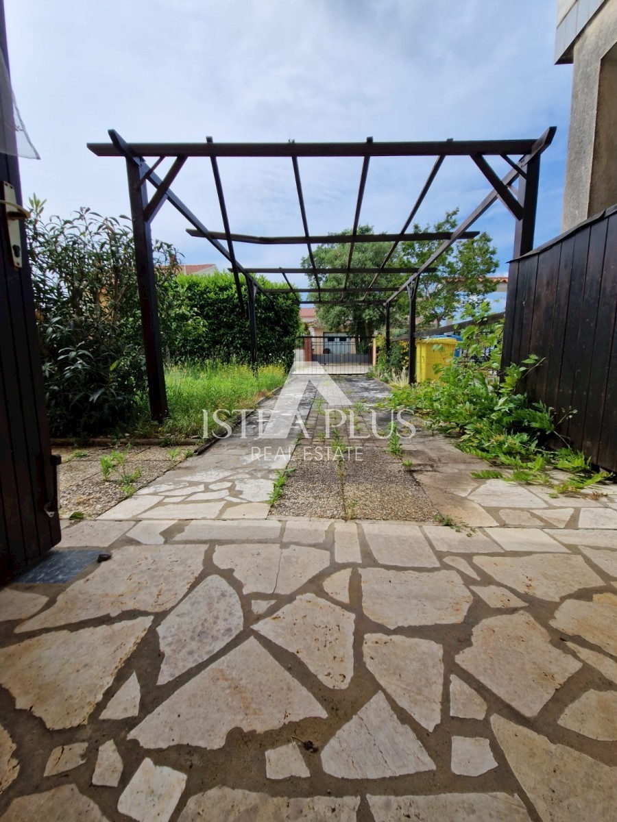 Dvojček 2 km od morja - predmestje Poreča