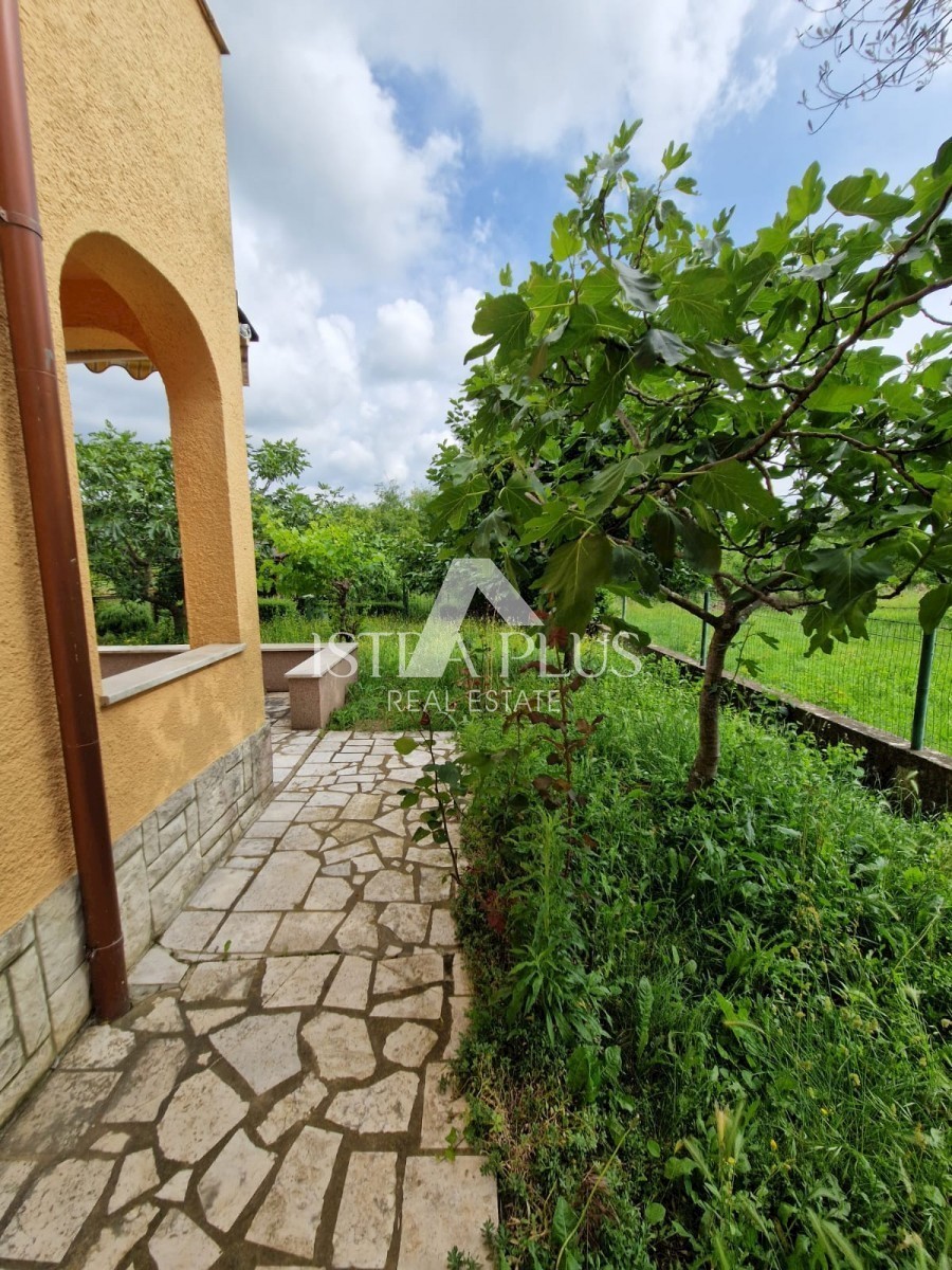 Dvojček 2 km od morja - predmestje Poreča