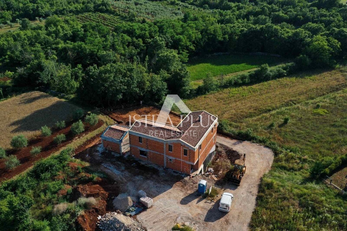 Okolica Višnjana!! Vila v gradnji z bazenom in garažo, mirna lokacija