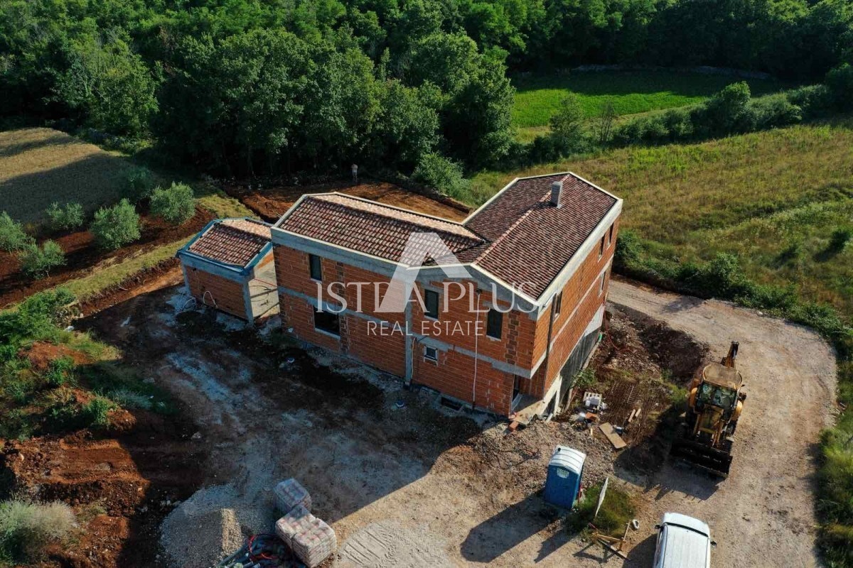 Okolica Višnjana!! Vila v gradnji z bazenom in garažo, mirna lokacija