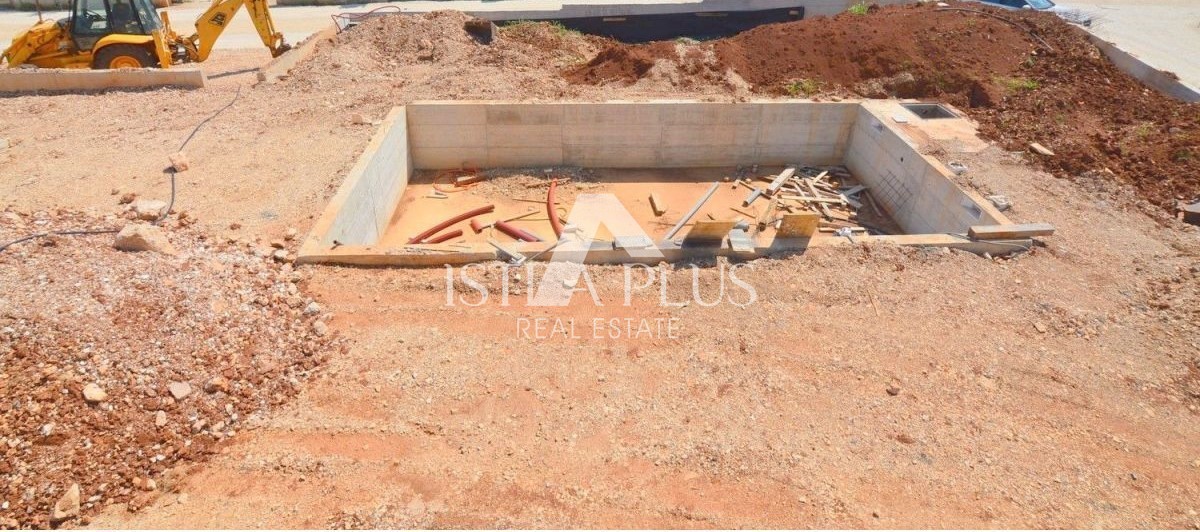 Ta postavitev predstavlja popolno ravnovesje med praktičnostjo in razkošjem, z veliko prostora za družino in goste ter poudarkom na odprtem prostoru in povezovanju z naravo.  Moderna in kvalitetna zasnova nove hiše s poudarkom na udobju in sodobnih t
