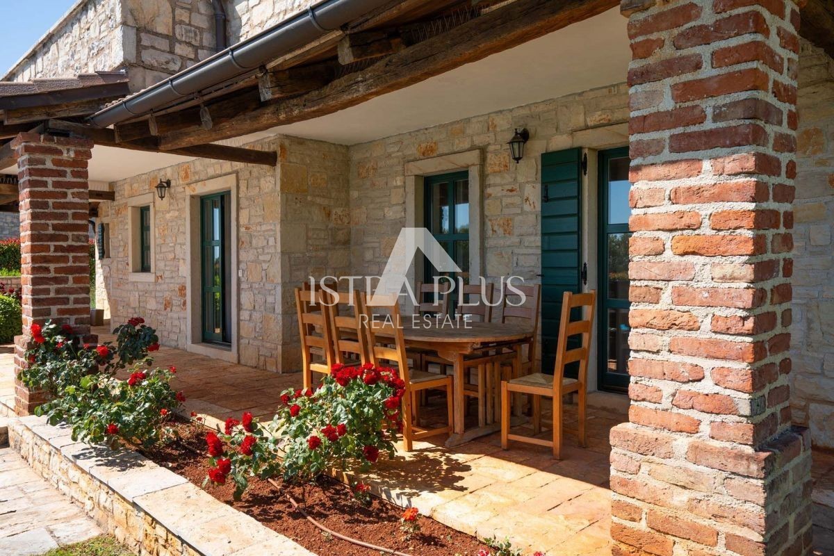 Istra, okolica Poreča, rustikalna kamnita vila z bazenom