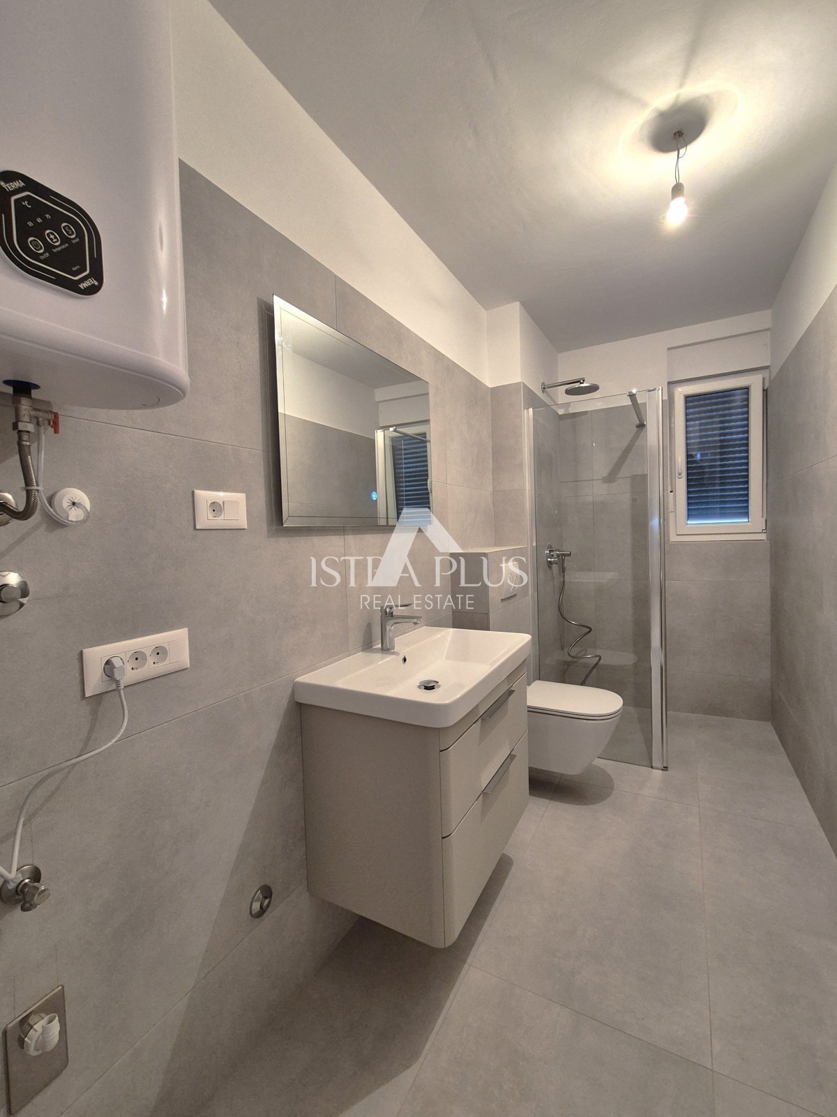 Istra, območje Poreča 1500m od morja - Stanovanje v novi stavbi z dvigalom - pritličje z dvoriščem