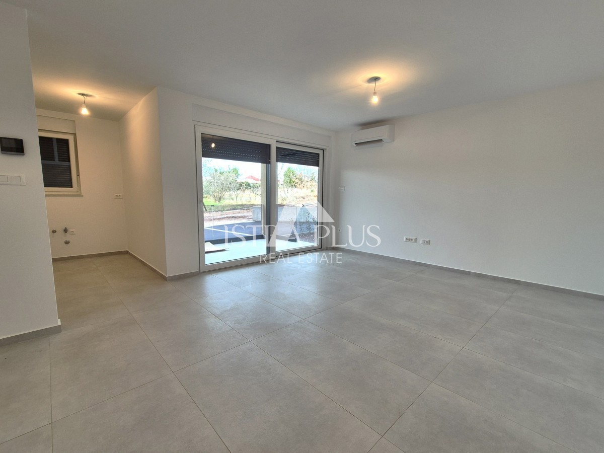 Istra, območje Poreča 1500m od morja - Stanovanje v novi stavbi z dvigalom - pritličje z dvoriščem