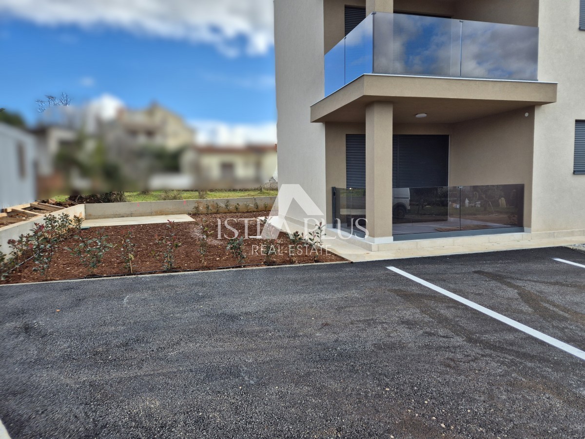 Istra, območje Poreča 1500m od morja - Stanovanje v novi stavbi z dvigalom - pritličje z dvoriščem