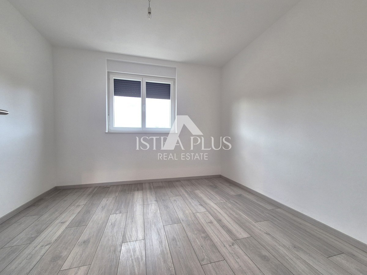 Istra, območje Poreča 1500m od morja - Stanovanje v novi stavbi z dvigalom - pritličje z dvoriščem