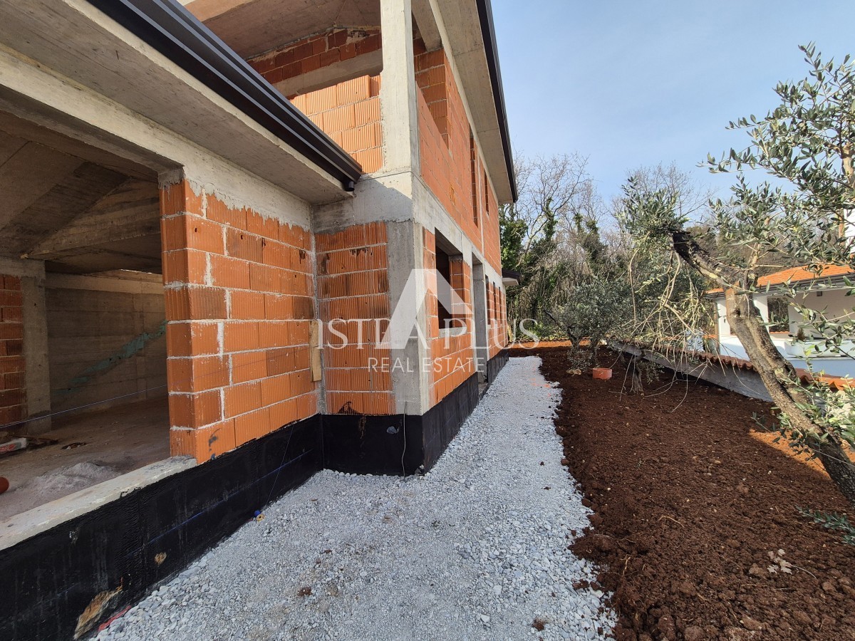 Istra, Poreč 6 km - Čudovita vila v mediteranskem slogu z bazenom, zelo mirna lokacija - v slepi ulici na robu građevinske zone!!!!