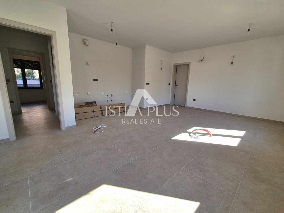 Poreč 1500m od morja - Stanovanje v pritličju z dvoriščem - moderna, kakovostna novogradnja!