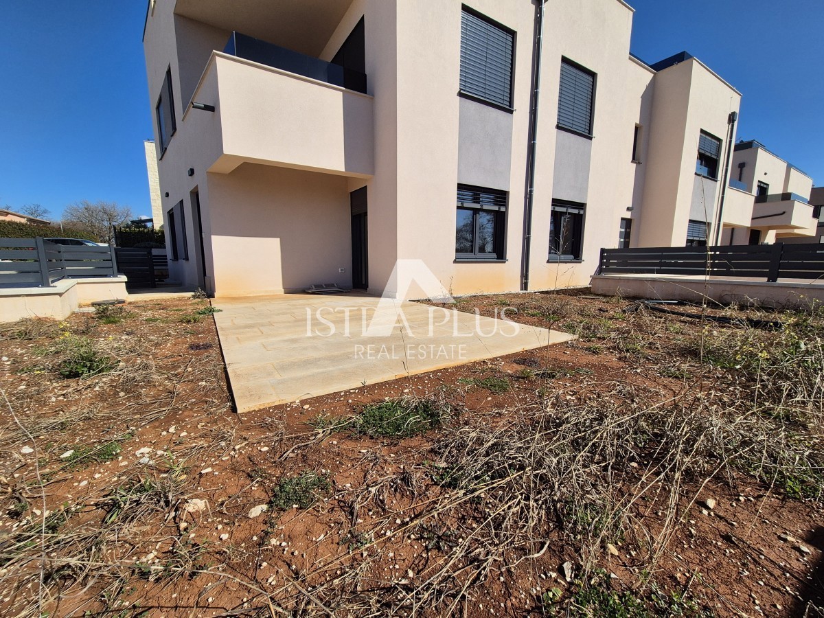 Poreč 1500m od morja - Stanovanje v pritličju z dvoriščem - moderna, kakovostna novogradnja!