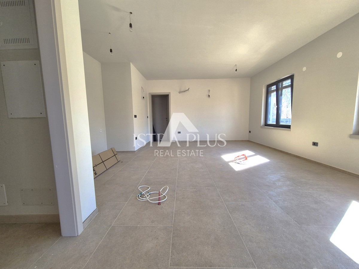 Poreč 1500m od morja - Stanovanje v pritličju z dvoriščem - moderna, kakovostna novogradnja!